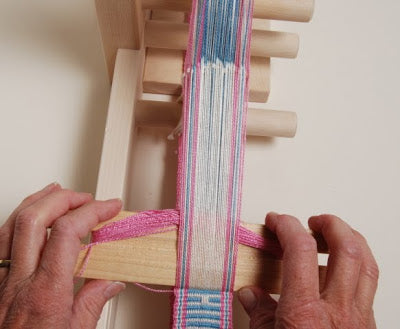 weaving on a inkle loom - Schacht Australia
